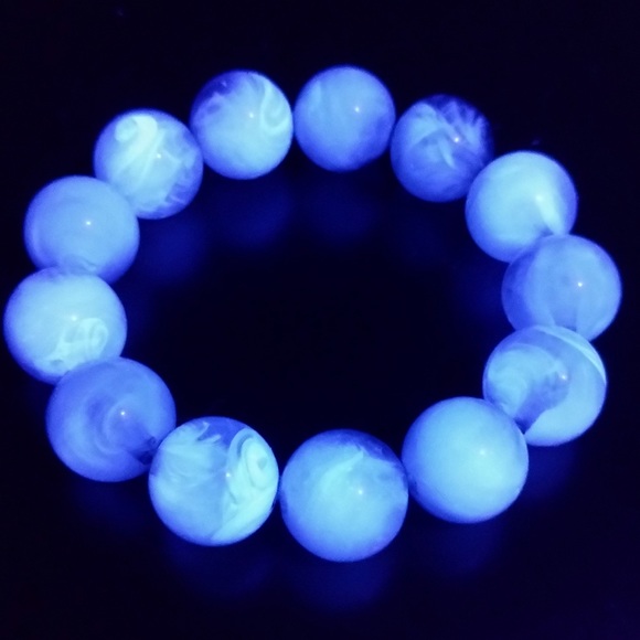 UV reactive grey lucite beaded stretch bracelet - Picture 1 of 7